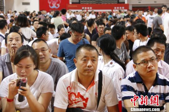 不少無錫市民仍在觀望，希望房價(jià)回歸理性。　孫權(quán) 攝