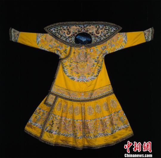 展品：明黃色緞繡彩云金龍紋男夾朝袍?！」蕦m博物院供圖　攝