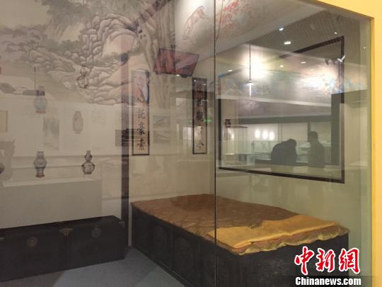 正在布置的展覽一角?！⌒鞐畹t　攝