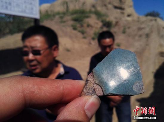 圖為在北庭故城南門(mén)西側(cè)城墻出土宋代瓷器碎片。中新社記者 王小軍 攝