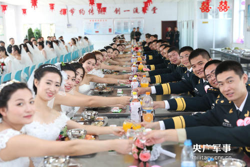 圖為50對新人舉杯共慶。陳浩 攝　