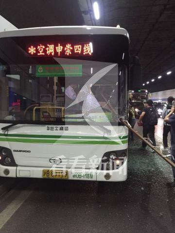 上海長(zhǎng)江隧道內(nèi)一公交車(chē)遭鋼管襲擊 司機(jī)受傷