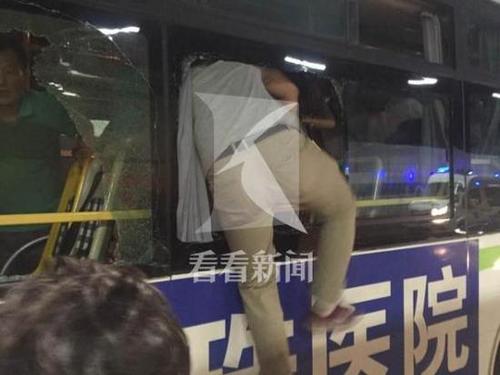 上海長(zhǎng)江隧道內(nèi)一公交車(chē)遭鋼管襲擊 司機(jī)受傷