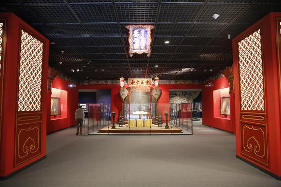 步入展廳，正對中正仁和大殿明間