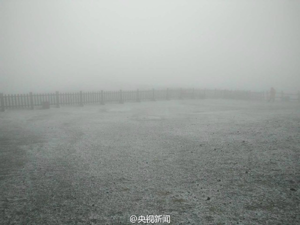 10月3日中午，長(zhǎng)白山下起了今年入秋以來(lái)的第一場(chǎng)雪，預(yù)計(jì)今天下午還可能有一個(gè)降雪過(guò)程。 @央視新聞 圖