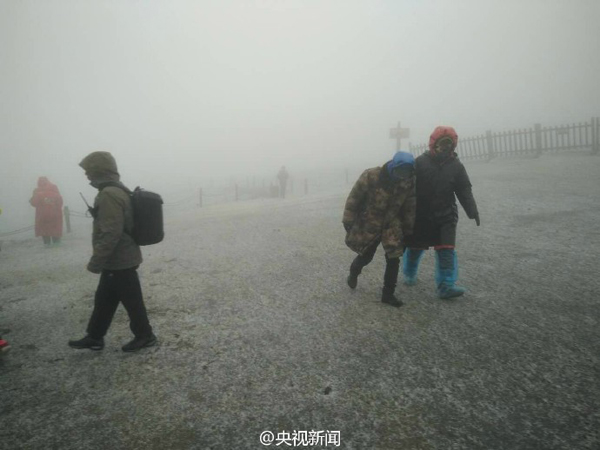 長(zhǎng)白山下起今年入秋以來第一場(chǎng)雪，目前景區(qū)主峰臨時(shí)關(guān)閉