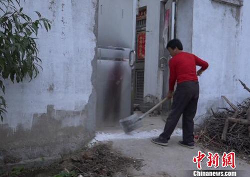 南京眼鏡蛇幼蛇逃逸曝光40小時，當地居民家家戶戶石灰封門窗。　李珂 攝