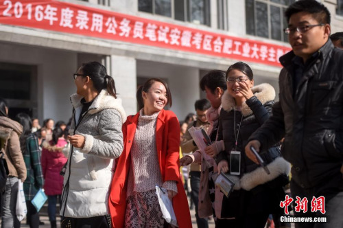11月29日，考生在結(jié)束公務(wù)員考試行政職業(yè)能力測驗(yàn)后走出合肥工業(yè)大學(xué)考點(diǎn)。當(dāng)日，2016年度中央機(jī)關(guān)及其直屬機(jī)構(gòu)公務(wù)員錄用考試公共科目筆試將拉開戰(zhàn)幕。本次國考，2.7萬個(gè)招錄名額共吸引了近140萬人報(bào)名，招考人數(shù)創(chuàng)歷史新高，但是，平均競爭比卻是5年來最低。本次國考也被稱為“史上最嚴(yán)”，因?yàn)椤缎谭ㄐ拚?九)》的實(shí)施，出現(xiàn)組織作弊行為將最高獲刑7年。<a target='_blank' href='http://www.chinanews.com/'>中新社</a>記者 張婭子 攝