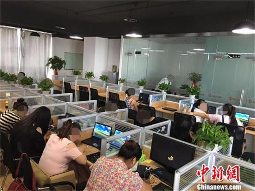 警方現(xiàn)場(chǎng)查獲犯罪嫌疑人盧某販賣公民個(gè)人信息的咨詢公司?！⌒焓?攝