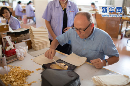 Kim Buck體驗(yàn)金箔制作工藝。
