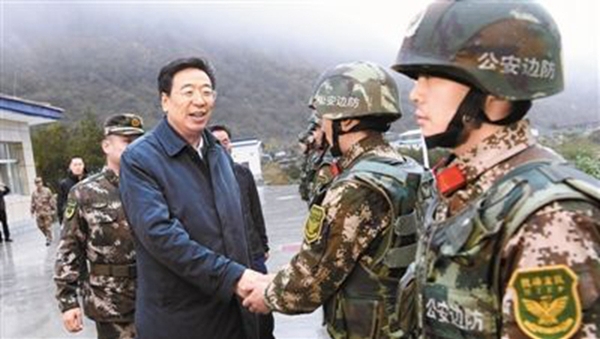 西藏日?qǐng)?bào)報(bào)道，10月12日，西藏自治區(qū)黨委書記吳英杰深入山南市隆子縣就促進(jìn)邊境地區(qū)發(fā)展與穩(wěn)定、改善各族群眾生產(chǎn)生活條件、加強(qiáng)基層黨建、精準(zhǔn)扶貧等工作進(jìn)行考察調(diào)研。圖為10月12日吳英杰在隆子縣玉麥鄉(xiāng)看望慰問公安邊防官兵。（圖片來自西藏日?qǐng)?bào)）