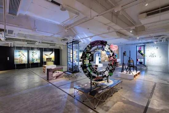 　　K11基金會(huì)在2016香港巴塞爾藝博會(huì)期間香港臨時(shí)展廳展出的《黑客空間》（Hack Space）。圖片：Courtesy of the K11 Art Foundation