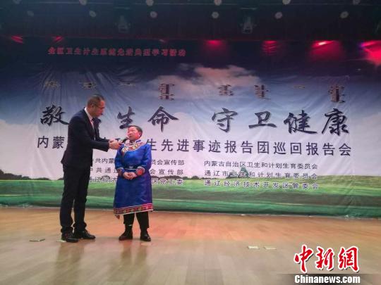圖為哈申通拉嘎在報告會現(xiàn)場接受采訪?！⊥跞鸱?攝
