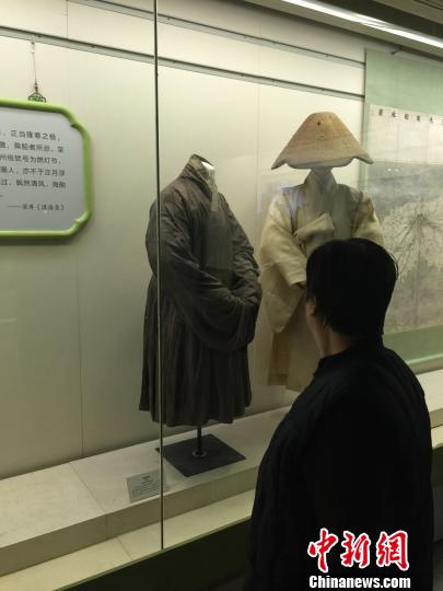 圖為觀眾看展?！∈┘研恪z