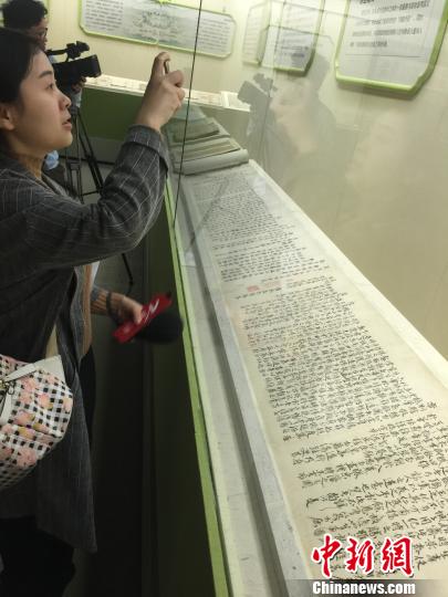 圖為觀眾欣賞“奉使朝鮮唱和詩卷”?！∈┘研?攝