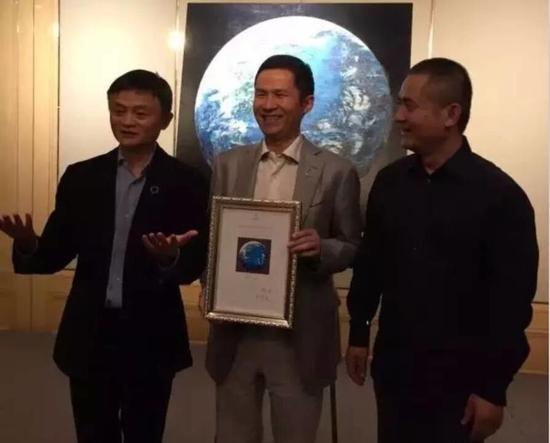 馬云、錢峰雷和曾梵志在《藍色地球》拍賣現(xiàn)場