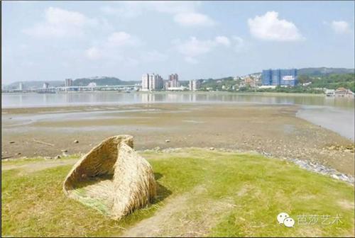 臺(tái)北市政府邀請(qǐng)意大利藝術(shù)家來(lái)臺(tái)參與“關(guān)渡國(guó)際自然裝置藝術(shù)季”，和社子島居民一起創(chuàng)作《萬(wàn)物皆流轉(zhuǎn)》，卻最終遭遇臺(tái)風(fēng)“杜鵑”，被臺(tái)北市水利處當(dāng)成垃圾鏟平。