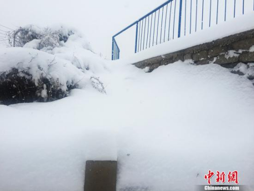 11月21日，河北承德持續(xù)降雪，過(guò)程雪量達(dá)到中到大雪，甚至暴雪。承德發(fā)布暴雪黃色預(yù)警。圖為厚厚的積雪。孫超 攝