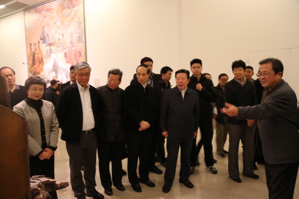11月20日領(lǐng)導(dǎo)及嘉賓參觀“中華史詩(shī)美術(shù)大展”，馮遠(yuǎn)介紹情況。