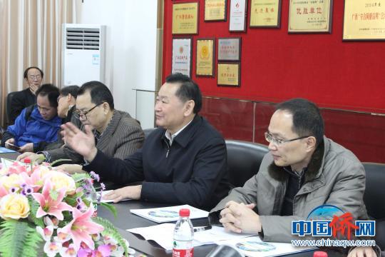 中國僑網(wǎng)湯桂荔（右二）耐心聽取桂林電線電纜集團(tuán)負(fù)責(zé)人情況介紹?！￡憹h寶　攝