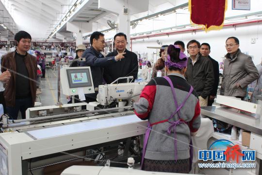 湯桂荔(前排左三)深入桂林溢達(dá)紡織有限公司生產(chǎn)車間視察。　陸漢寶 攝