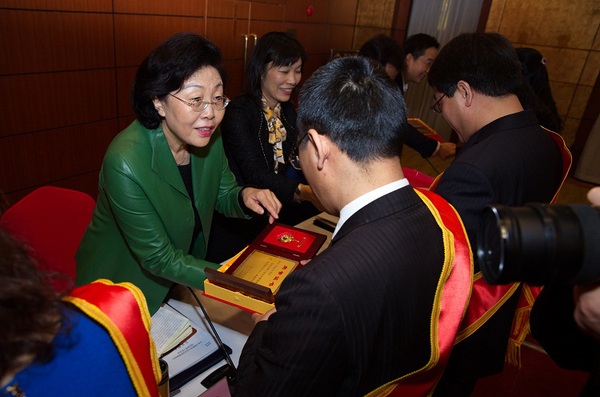 三、中國法律援助基金會(huì)理事長(zhǎng)張彥珍（左一）等給項(xiàng)目示范單位、項(xiàng)目管理先進(jìn)個(gè)人、優(yōu)秀案件承辦人頒發(fā)證書。韓京明 攝