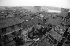 被燒毀的譚家垸子。10月12日，一場(chǎng)大火燒毀了這座始建于民國(guó)時(shí)期的民居。圖/記者楊旭