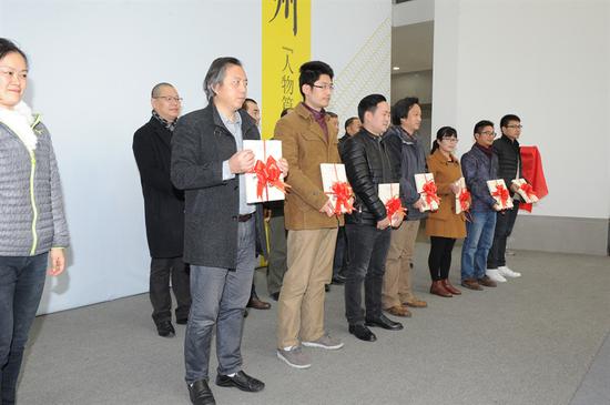 　　馬國強、諶宏微先、黃駿教授、劉泉義教授、曹寶泉教授向蘇州市教育局系統(tǒng)各美術教研室贈送雙年展畫冊