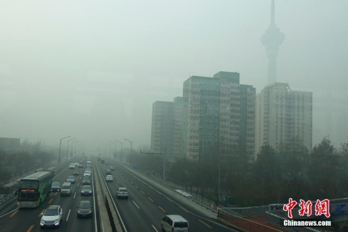 12月20日，北京西三環(huán)籠罩在霧霾中，因單雙號限行路上車輛明顯減少。<a target='_blank' href='http://www.chinanews.com/'>中新社</a>記者 盛佳鵬 攝