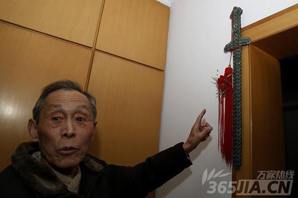 章克清老人家里放滿了各個朝代的古錢幣，架子上和柜子里都堆放著被羅列整齊的錢幣，就連墻上都懸掛著由唐朝時期古錢串制成的“寶劍”。