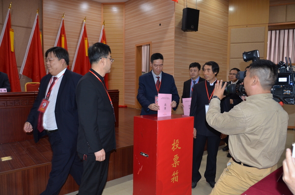 大會最終通過無記名投票等額選舉方式產(chǎn)生新一屆民革廈門市委員會委員34人。5