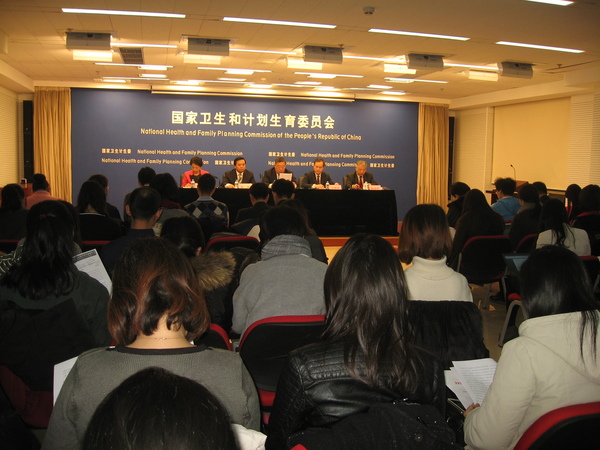 一、1月9日，國家衛(wèi)生計生委召開新聞發(fā)布會，通報2017年重點工作、在公立醫(yī)療機構(gòu)藥品采購中推行“兩票制”有關(guān)情況。人民政協(xié)網(wǎng)記者  張春莉  攝