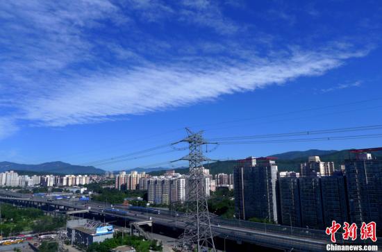 圖為北京石景山區(qū)的上空呈現(xiàn)藍(lán)天白云美景。<a target='_blank' href='http://www.chinanews.com/'>中新社</a>發(fā) 李文明 攝 圖片來源：CNSPHOTO