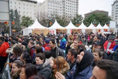 當(dāng)?shù)貢r間12日傍晚，在位于馬德里市中心的西班牙廣場，“四海同春”歐洲二團巡演圓滿收官。