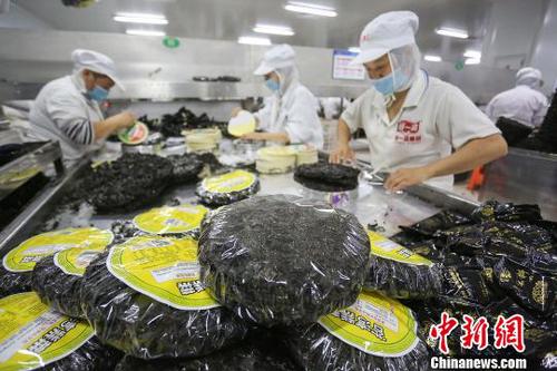 工人在包裝紫菜。　李志江 攝