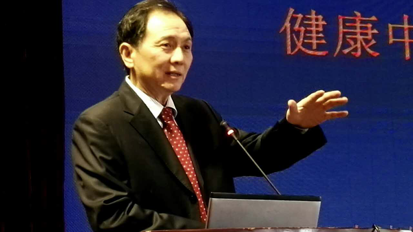 3、國(guó)家衛(wèi)生計(jì)生委宣傳司原國(guó)家衛(wèi)生計(jì)生監(jiān)察專(zhuān)員、中國(guó)衛(wèi)生計(jì)生思想政治工作促進(jìn)會(huì)副會(huì)長(zhǎng)兼秘書(shū)長(zhǎng)張健在主持“聽(tīng)書(shū)記說(shuō)”現(xiàn)場(chǎng)交流。隨軍　攝影