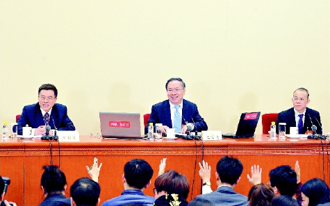 ▲3月2日，全國政協十二屆五次會議新聞發(fā)布會在北京人民大會堂舉行，大會新聞發(fā)言人王國慶介紹會議有關情況并回答中外記者提問。  本報記者  賈寧  攝