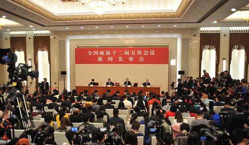 3月2日，全國政協(xié)十二屆五次會議新聞發(fā)布會在北京人民大會堂舉行。圖為新聞發(fā)布會現(xiàn)場。