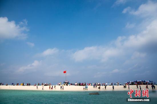 近日，<a target='_blank' href='http://www.chinanews.com/'>中新社</a>記者隨新投入西沙生態(tài)旅游航線運營的“長樂公主”游輪，進入西沙群島永樂環(huán)礁，探訪風景如畫的西沙海域。圖為全富島風光。<a target='_blank' href='http://www.chinanews.com/'>中新社</a>記者 洪堅鵬 攝