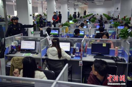 資料圖：在中國公安部的組織協(xié)調(diào)和湖南、上海等19地警方的協(xié)助下，廣東警方集中開展“颶風(fēng)1號”專案收網(wǎng)行動(dòng)，成功摧毀侵犯公民個(gè)人信息犯罪團(tuán)伙6個(gè)，搗毀犯罪窩點(diǎn)14個(gè)，抓獲犯罪嫌疑人138名，繳獲涉及全國公民個(gè)人信息近1億條。<a target='_blank' href='http://www.chinanews.com/'>中新社</a>發(fā) 警方資料圖片