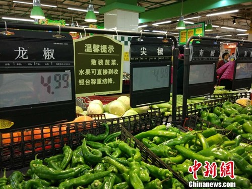 市民在超市選購蔬菜。<a target='_blank' href='http://www.chinanews.com/' >中新網(wǎng)</a>記者 李金磊 攝