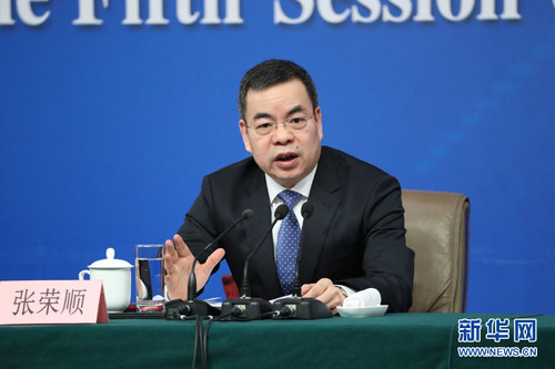 圖為全國(guó)人大常委會(huì)法工委副主任張榮順回答記者提問(wèn)。