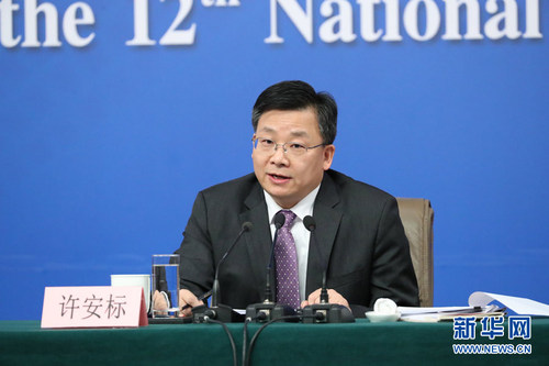 圖為全國人大常委會法工委副主任許安標回答記者提問。