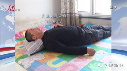 佟云龍和妻子只有一個女兒，今年29歲，已經(jīng)結(jié)婚，住在 平房區(qū)。佟云龍家里還有一個12歲的女孩佳佳，是妻子弟弟的孩子，因為弟弟去世、弟媳不辭而別，這幾年佳佳就跟著姑姑、 姑父一家生活。發(fā)現(xiàn)情況不對后，佟云龍趕緊把佳佳叫過來。