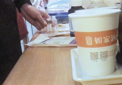 3月11日，六里橋一快捷酒店客房?jī)?nèi)，“醫(yī)生”拿著注射器，正在為打瘦臉針顧客配藥。