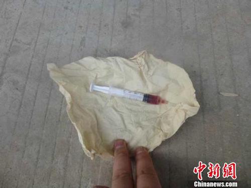 碰瓷者馬某每次假裝被車(chē)輛碰到，后趁機(jī)將事先準(zhǔn)備好的針管取出，在耳朵里注入紅色液體，造成重傷假象。圖為警方查獲的碰瓷“道具”。　七里河交警大隊(duì)供圖 攝