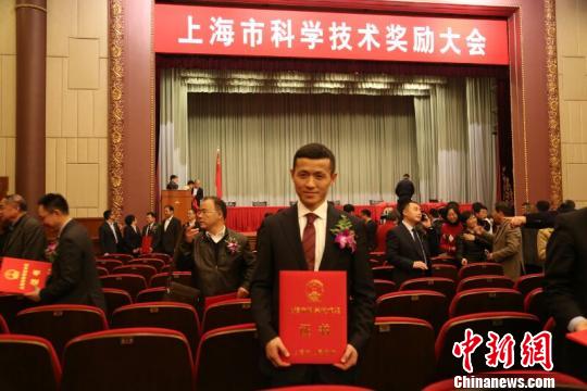 華山醫(yī)院神經外科專家吳勁松教授領銜的團隊歷時20年，探索建立了多項功能定位技術體系，實現(xiàn)腦功能區(qū)的精準保護，成功將腦功能區(qū)的腦腫瘤手術致殘率降低90%，達到國際先進水平。先相關研究項目榮獲2016年度上海市科技進步一等獎?！￡惽趭^ 攝