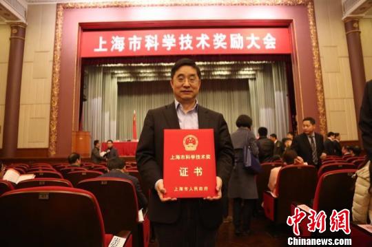 華山醫(yī)院皮膚科主任徐金華教授領銜的團隊歷時16年，通過基礎和臨床相結合的轉化醫(yī)學模式，提出了系統(tǒng)性紅斑狼瘡免疫治療新策略。研究人員率先采用奧曲肽治療系統(tǒng)性紅斑狼瘡，取得良好療效，相關項目榮獲2016年度上海市科技進步三等獎?！￡惽趭^ 攝