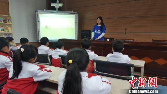 學生在浦江第一小學進行水知識普及授課?！∧吆级z