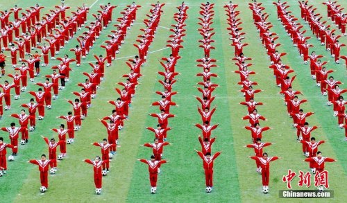  資料圖：2016年11月2日，江西省德興市某小學(xué)上千名小學(xué)生在操場(chǎng)上開(kāi)心跳起足球舞。卓忠偉 攝